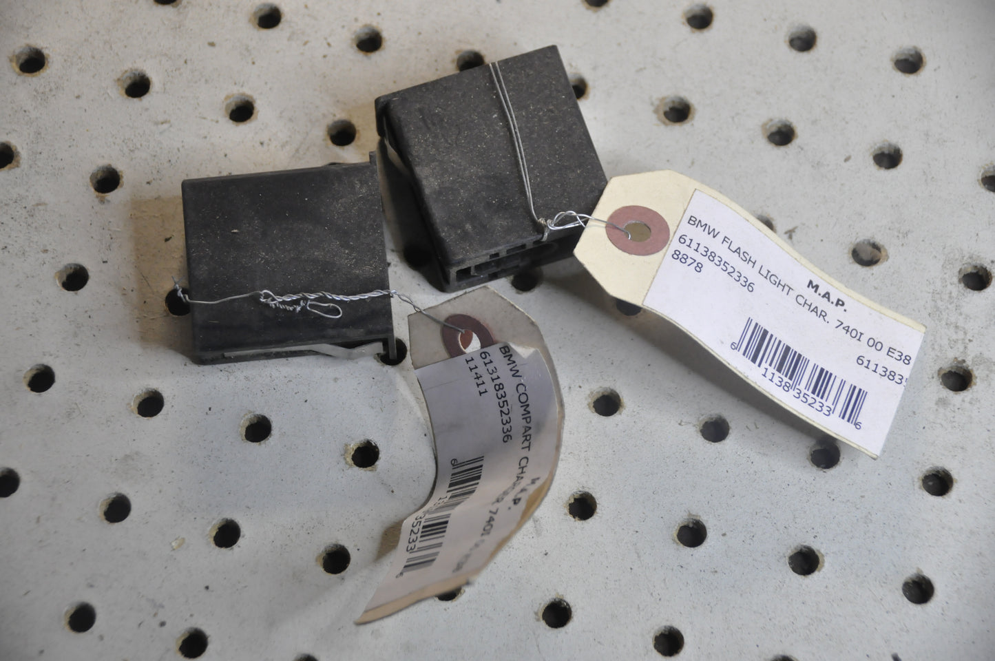 0) BMW OEM 6113835233 USED GLOVE BOX LIGHT CHAR. 740I 9 3 Series Euro All Parts