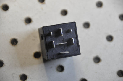 2) DH-19 BMW OEM 61361388546 12885 Hazard Warning Relay From: E36 E34 E32 E31 Z3 E36 E34 E32 E31 Z3 Euro All Parts