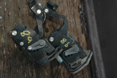 0) DH -8 MERCEDES-BENZ A2077500121 OEM Used HINGES (L&R pair) 1102003 A 207 750 01 21 A2077500121 FROM: SEPT 2003 E-CLASS COVERTIBLE BLUE AUTOMATIC