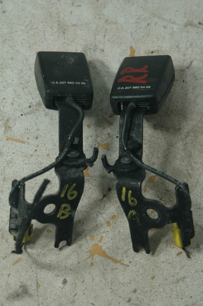 DH -16 MERCEDES-BENZ 2078600369 OEM Used BELT BUCKLES REAR (PAIR) TESTED A 207 860 03 69 FROM: 2012 E-CLASS COVERTIBLE BLUE AUTOMATIC